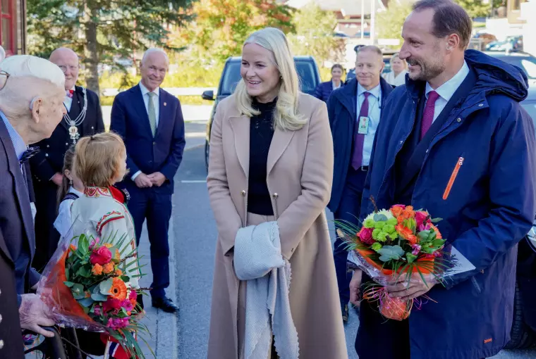 Kronprinsesse Mette-Marit i eksklusiv kåpe fra Gabriella Hearst